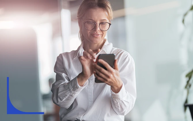 Kobieta trzymająca telefon